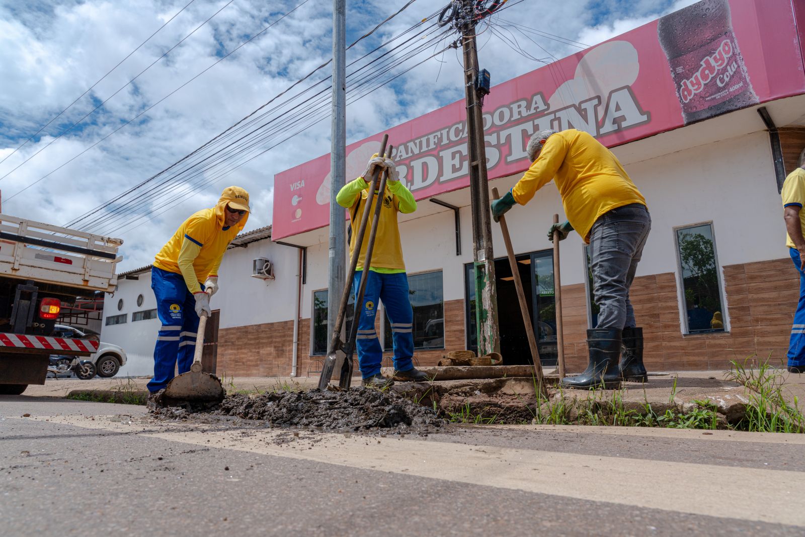 Manter a cidade limpa também significa evitar o entupimento de canais e bueiros